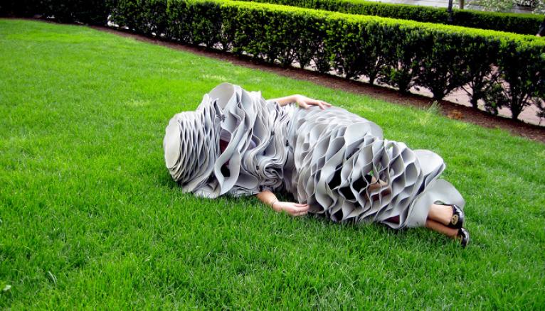 Ce drôle de "costume de couchage", imaginé en 2009 par le designer Forrest Jessee, se plie, grâce à ses matériaux "intelligents", à toutes les positions du dormeur.