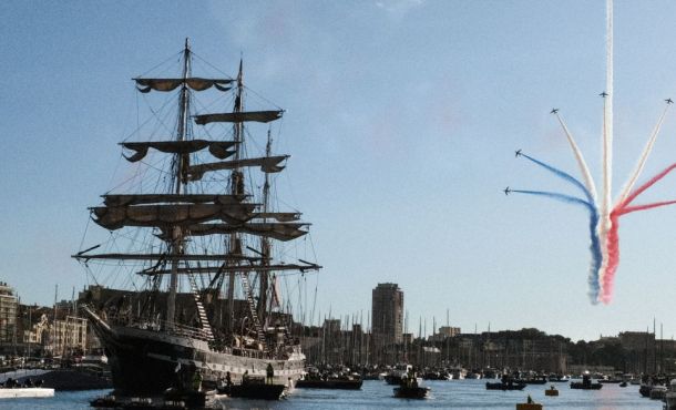 Le spectacle de la patrouille de France à l'arrivée du Belem et de la flamme olympique dans le Vieux-Port de Marseille.