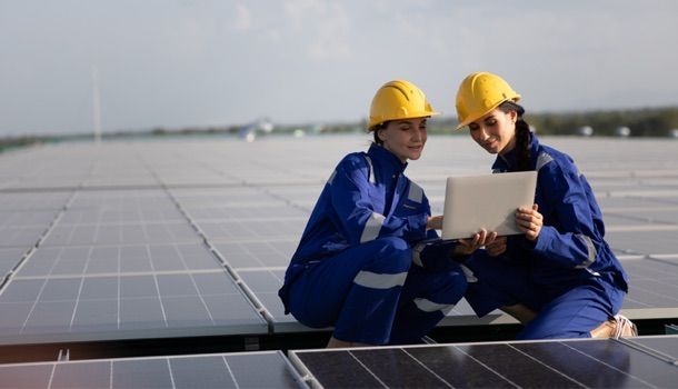 Portrait de femmes ingénieures à l'énergie solaire sur les toits