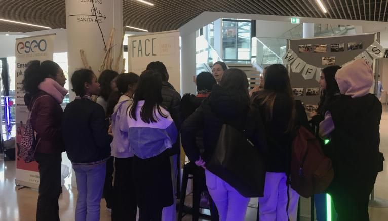 Des collégiennes devant le stand Wi-filles.