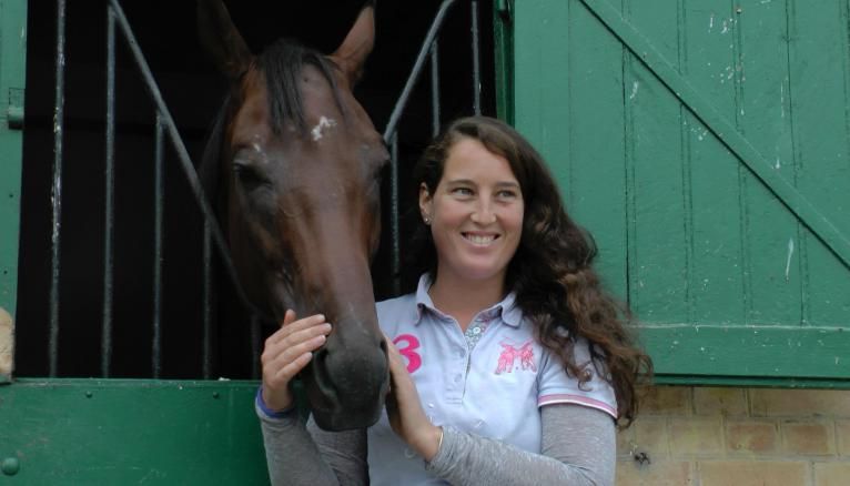 Joséphine, 28 ans, est entraîneuse de chevaux de course à Chantilly (Oise) s'est installée à son compte début septembre 2016. Ici en compagnie de Prince Indy !