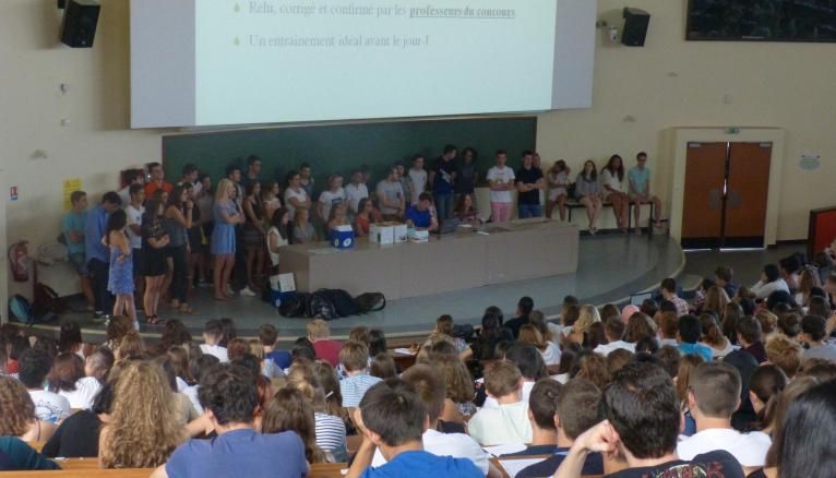 À la fac de médecine de Dijon, tous les tuteurs  se sont réunis pour une première réunion d'information générale devant les étudiants de PACES.