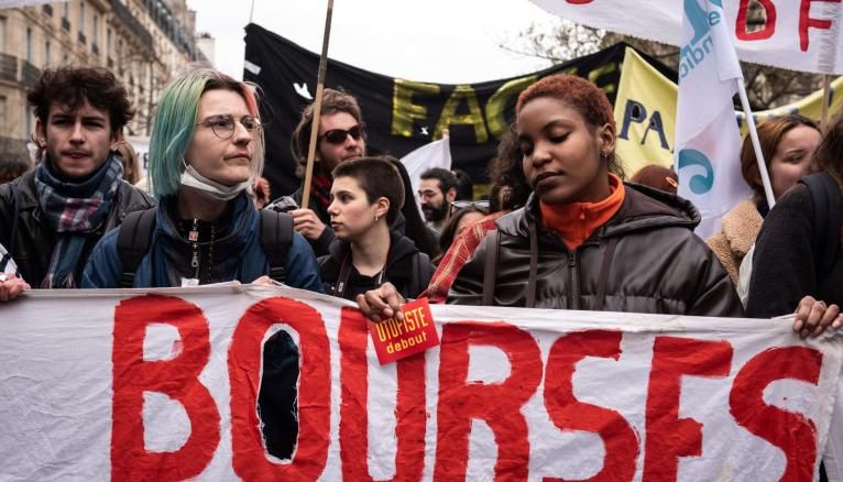 Des étudiants manifestant contre la réforme des retraites à Paris, le 28 mars 2023.
