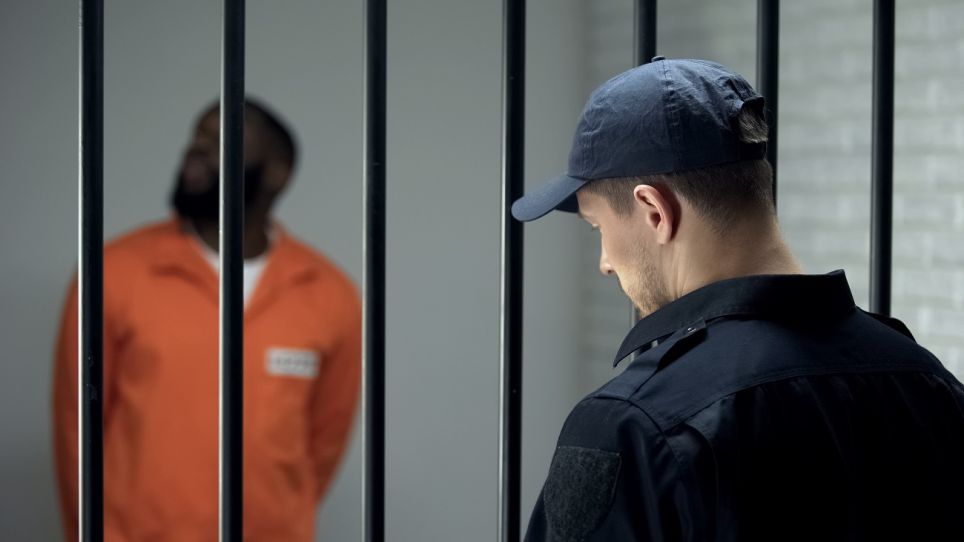 Un surveillant de l'administration pénitentiaire assure la sécurité, la surveillance et l'encadrement des détenus dans un établissement pénitentiaire.
