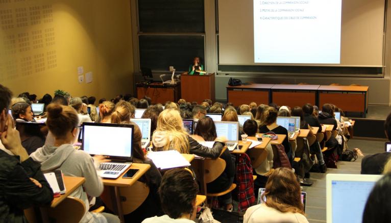 Université Paris Descartes - Amphi d'étudiants en Licence 1 de psychologie (septembre 2015)