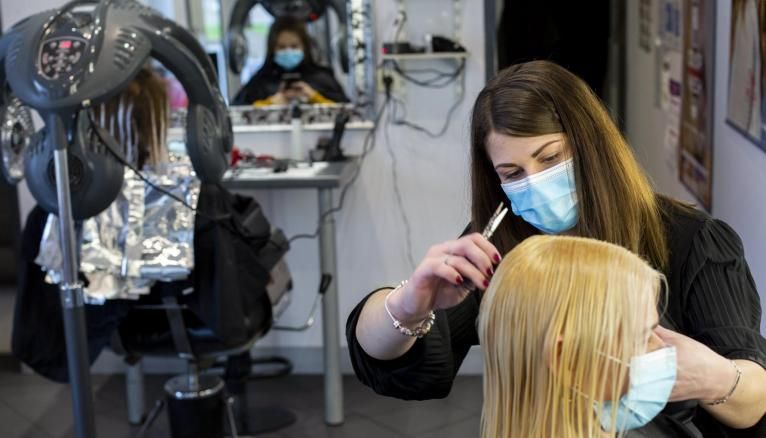 Comme Océanne Pionnier, récompensée au championnat du monde de coiffure 2020 OMC Hairworld, les étudiants de BTS métiers de la coiffure doivent réaliser 2 stages d'une durée globale de 12 à 13 semaines sur leur deux années de formation