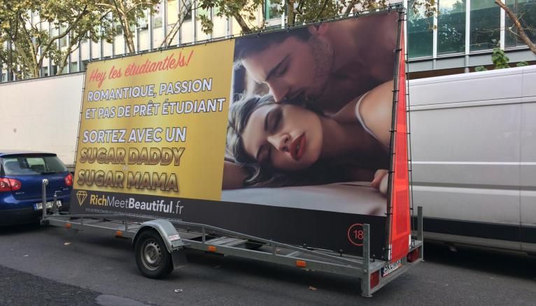 Le site RichMeetBeautiful.fr fait sa publicité devant les facs parisiennes.