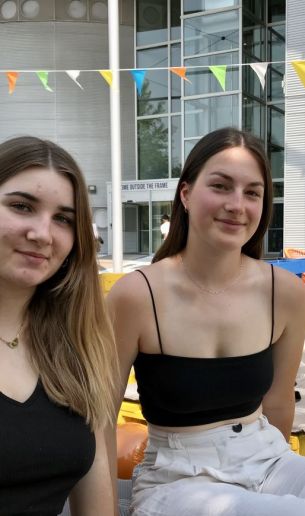 Le 15 juin 2023, Adeline (à gauche) et Garance, toutes deux en prépa à Strasbourg, passaient leur oral d'admission à Rennes SB : la première a finalement intégré Neoma, mais la seconde a choisi l'école de la capitale bretonne.
