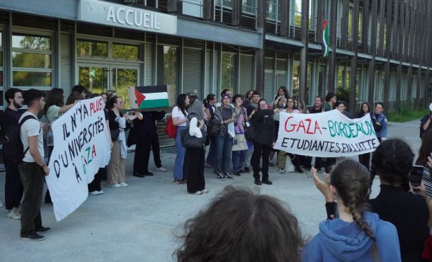Des étudiants ont bloqué les entrées de Sciences po Bordeaux mardi 30 avril, en soutien à la Palestine