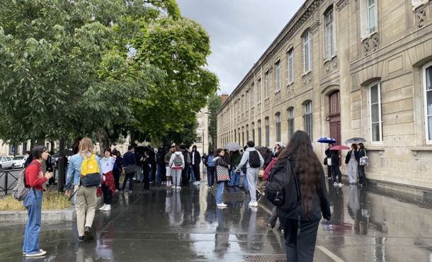 Des lycéens avant l'épreuve de philosophie au bac 2024.