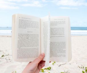 Lectures d'été : 5 nouveaux livres à glisser dans sa valise pour buller au soleil