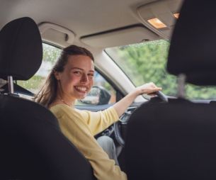 Acquérir sa première voiture en tant que jeune conducteur : quelles sont les aides disponibles en 2024 ?