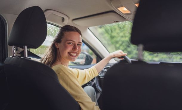 Acquérir sa première voiture en tant que jeune conducteur : quelles sont les aides disponibles en 2024 ?