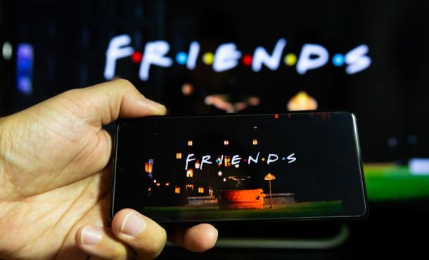 Une personne regarde Friends sur son téléphone portable