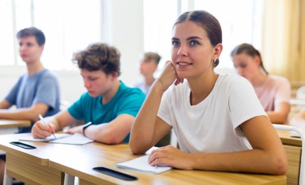 Est-ce que tu emploies les bonnes prépositions dans ces expressions françaises ?