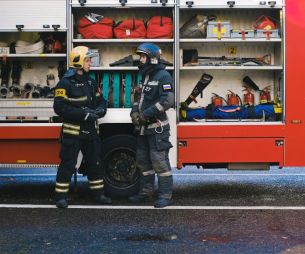 Il dépose un sac de courses devant une caserne, ce que les pompiers vont découvrir dépasse l'entendement