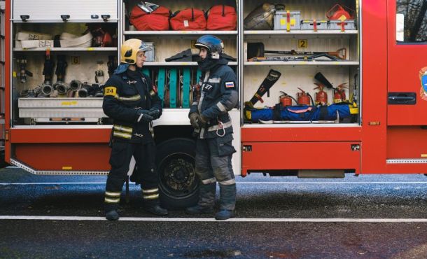 Il dépose un sac de courses devant une caserne, ce que les pompiers vont découvrir dépasse l'entendement