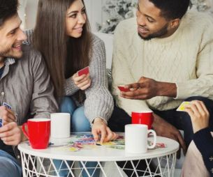 5 jeux sympa pour pimenter tes soirées entre amis