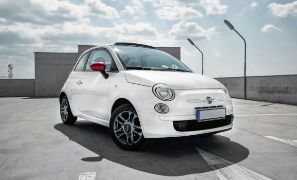 Elle croise sa Fiat 500 et le voleur de sa voiture en allant porter plainte