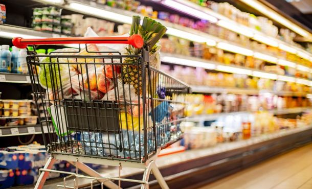 Zoom sur un caddie dans une allée de supermarché