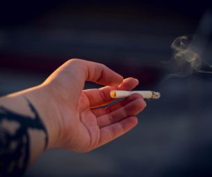 Tabac : Fumer juste une cigarette par jour est plus dangereux pour la santé qu'on ne le pense