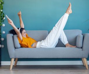 Une jeune femme se détend sur son canapé