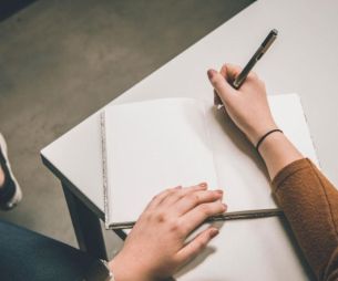 La prise de notes : meilleure avec un stylo et du papier ou à l'ordinateur ?