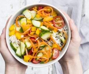 5 idées de recettes de salades de riz pour tes pique-niques de cet été