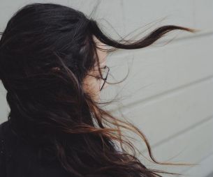 7 astuces pour éviter les cheveux électriques