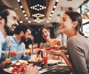 Des amis attablés dans un bar-restaurant