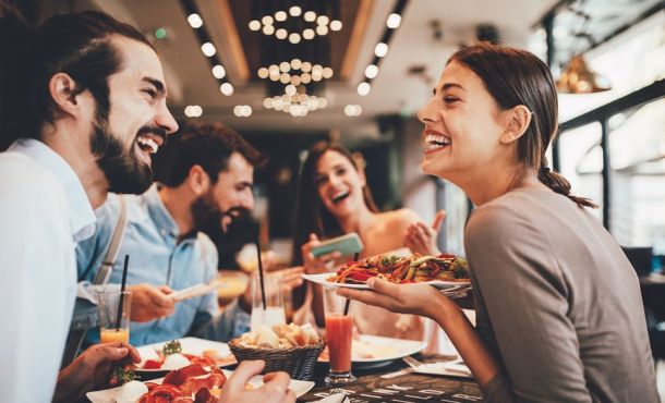 Des amis attablés dans un bar-restaurant