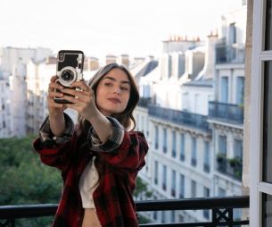 Emily in Paris : Que vaut vraiment la nouvelle série Netflix qui fait le buzz sur la Toile ?