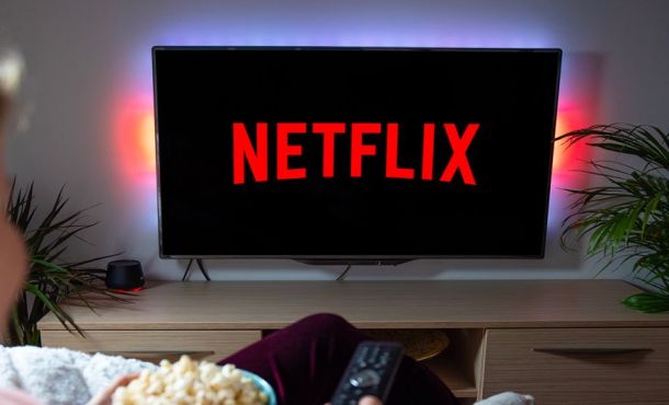 Une personne regarde Netflix sur sa télévision