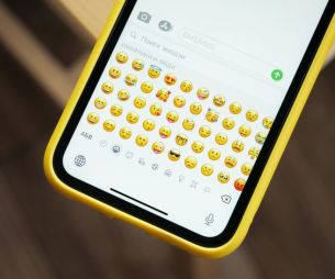 Les emojis à utiliser dans tes textos quand tu essaies de séduire ton crush