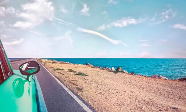 Illustration d’un roadtrip à l’étranger le long de la mer