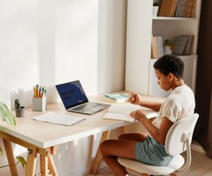 Créer un coin bureau : nos idées déco pour un studio