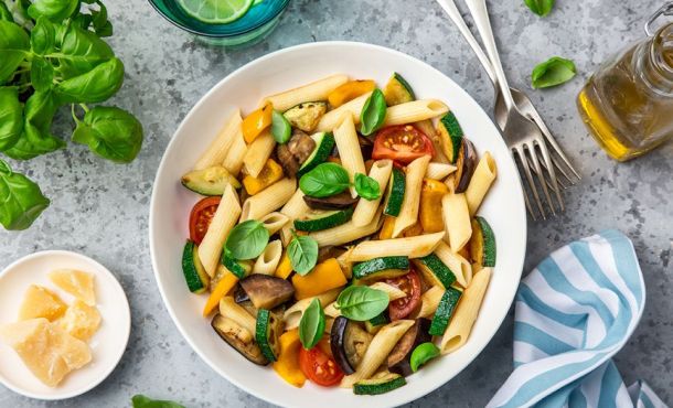 Salade de pâtes et de légumes pour un repas étudiant équilibré