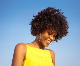 4 astuces pour protéger ses cheveux crépus du soleil cet été