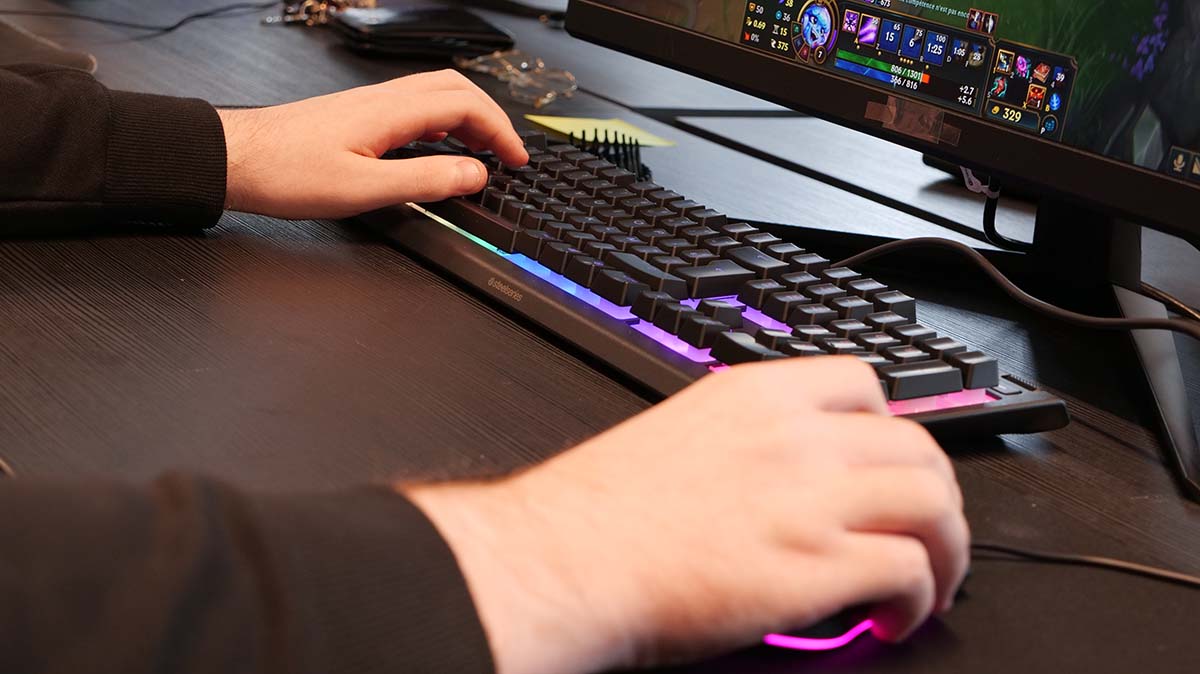 Etudiant PHG avec son clavier et sa souris