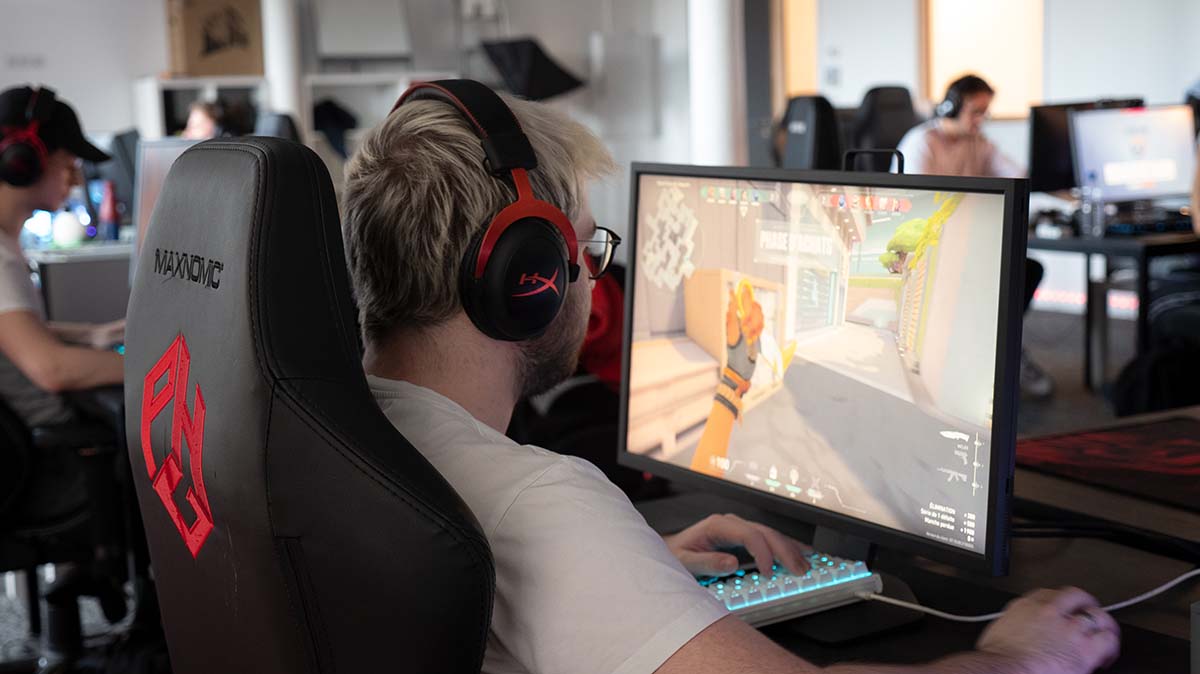 Etudiant de PHG Academy devant son jeu Valorant lors du coaching