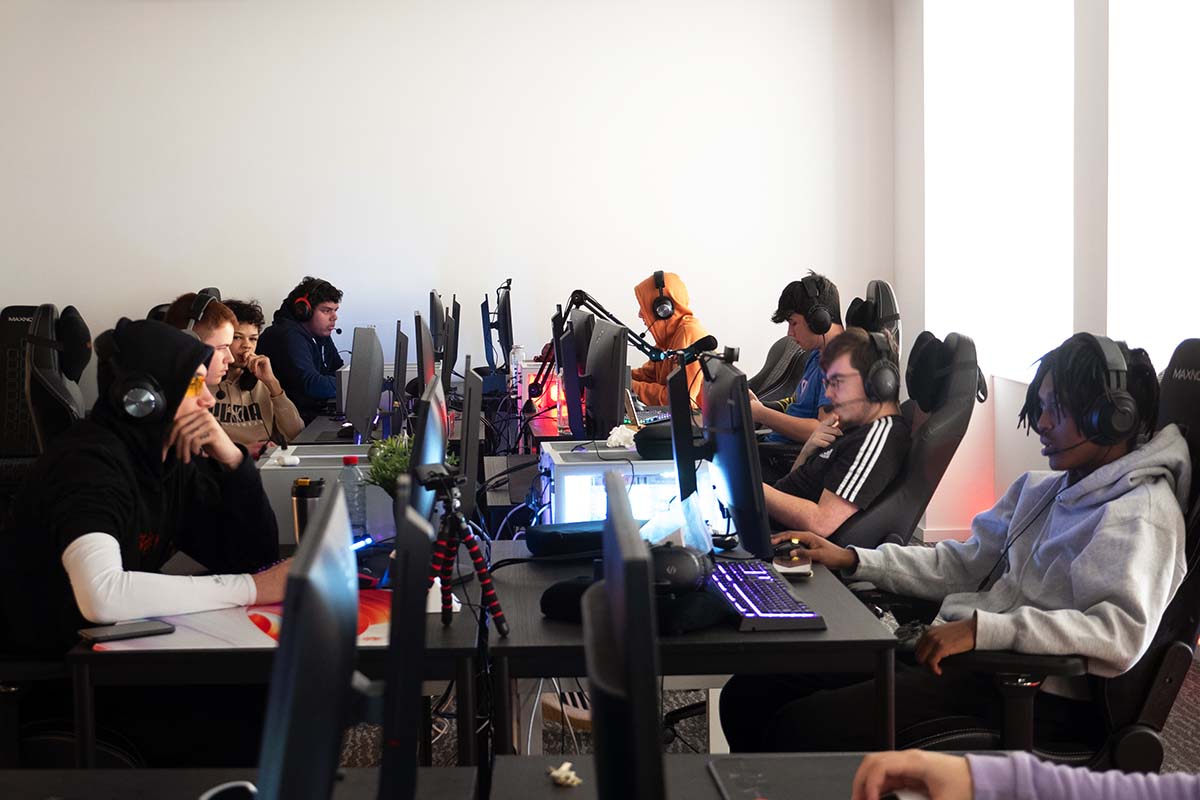 Etudiants sur leurs jeux et leur PC pendant une séance de coaching				