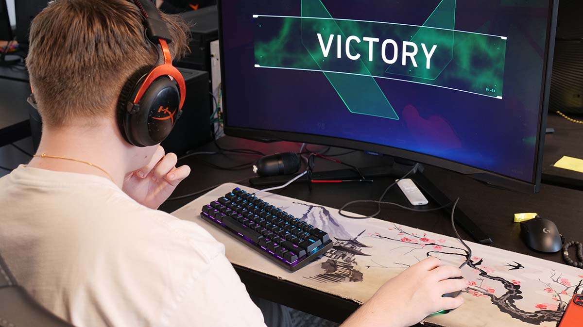 Etudiant venant de remporter la victoire sur son jeu Valorant