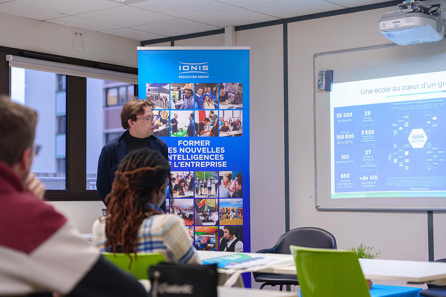 Le directeur de Ionis-STM s'adresse à ses étudiants