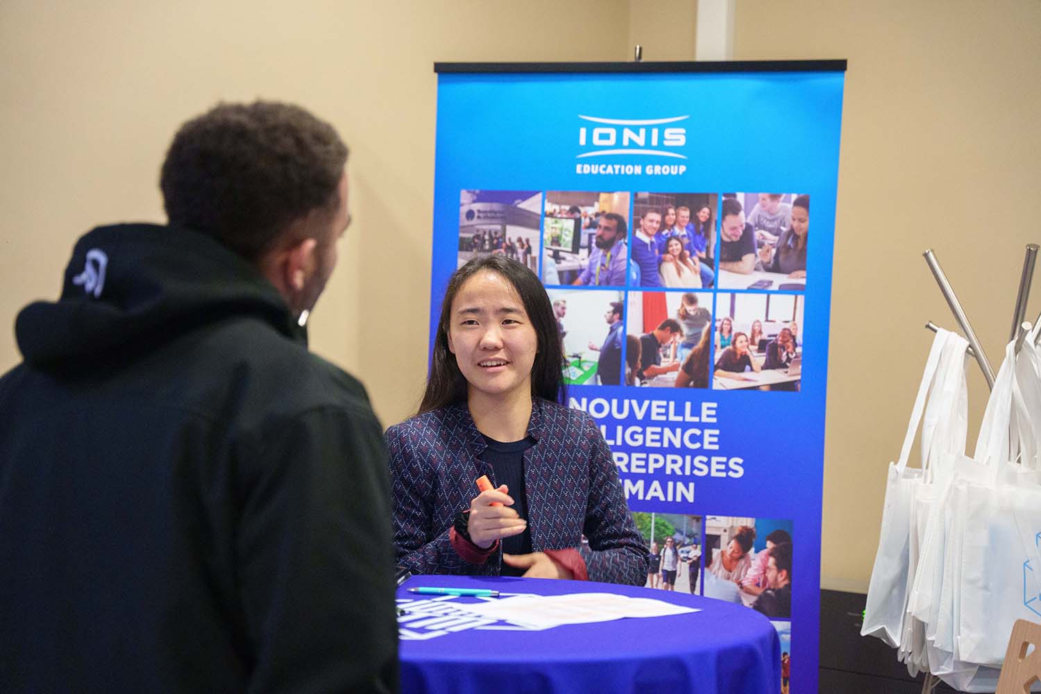 Une étudiante de Ionis-STM accueil un futur étudiant